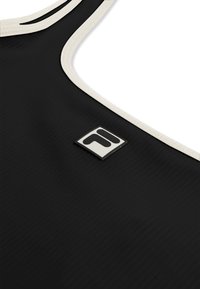 Tissu de sport noir avec un bord blanc autour de l'encolure et un petit logo carré en noir et blanc près du col.