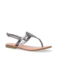 Metalgrå flad sandal med tæerem, dekoreret med en prydende, glitrende detalje. Har en spænde rem og en flad sål.