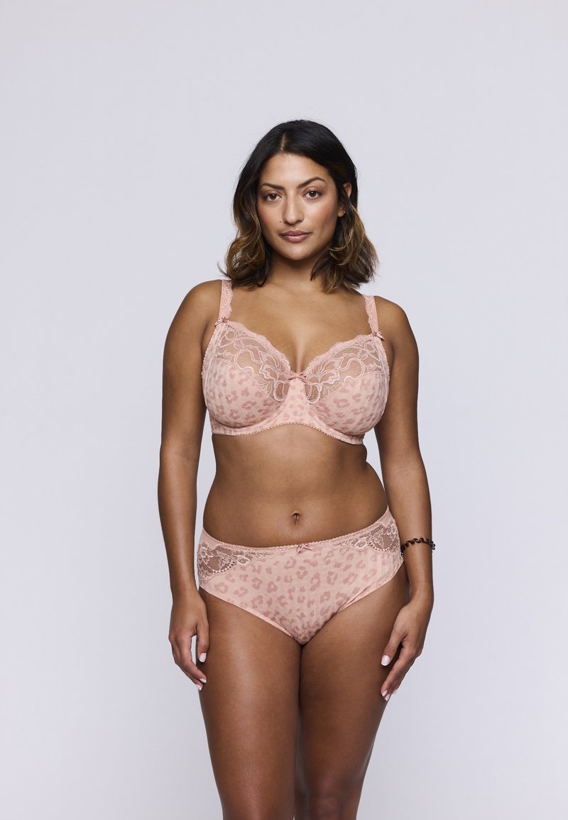 Różowy biustonosz w cętkowany wzór z lamparta i pasujące majtki, zdobione koronkowymi detalami oraz regulowanymi ramiączkami. Gładka tekstura z dopasowanym krojem.
