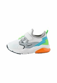 Weißer Sportschuh mit grauen Akzenten, grünen und blauen Bereichen sowie einer orangen Ferse. Verfügt über ein texturiertes Obermaterial und einen elastischen Riemen.
