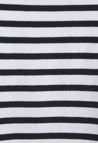 Tissu rayé noir et blanc avec des lignes horizontales régulières, présentant une texture lisse et une apparence douce.