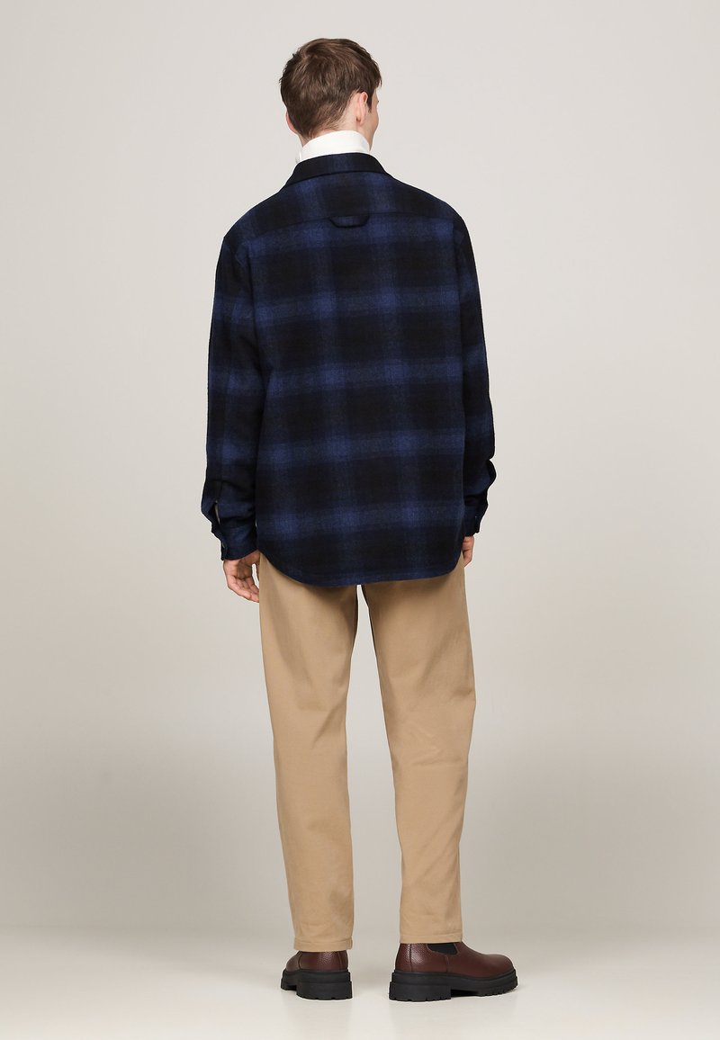 Tommy Hilfiger BRUSHED CHECK OVER - Lehká bunda - desert sky multi