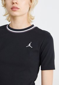 Jordan Lihtne T-särk - black/white