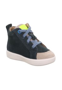 Hochschnittige Sneaker aus dunkelblauem Wildleder mit beigen Akzenten, ausgestattet mit blauen Schnürsenkeln, einer strukturierten Sohle und einem neongrünen Detail an der Zunge.