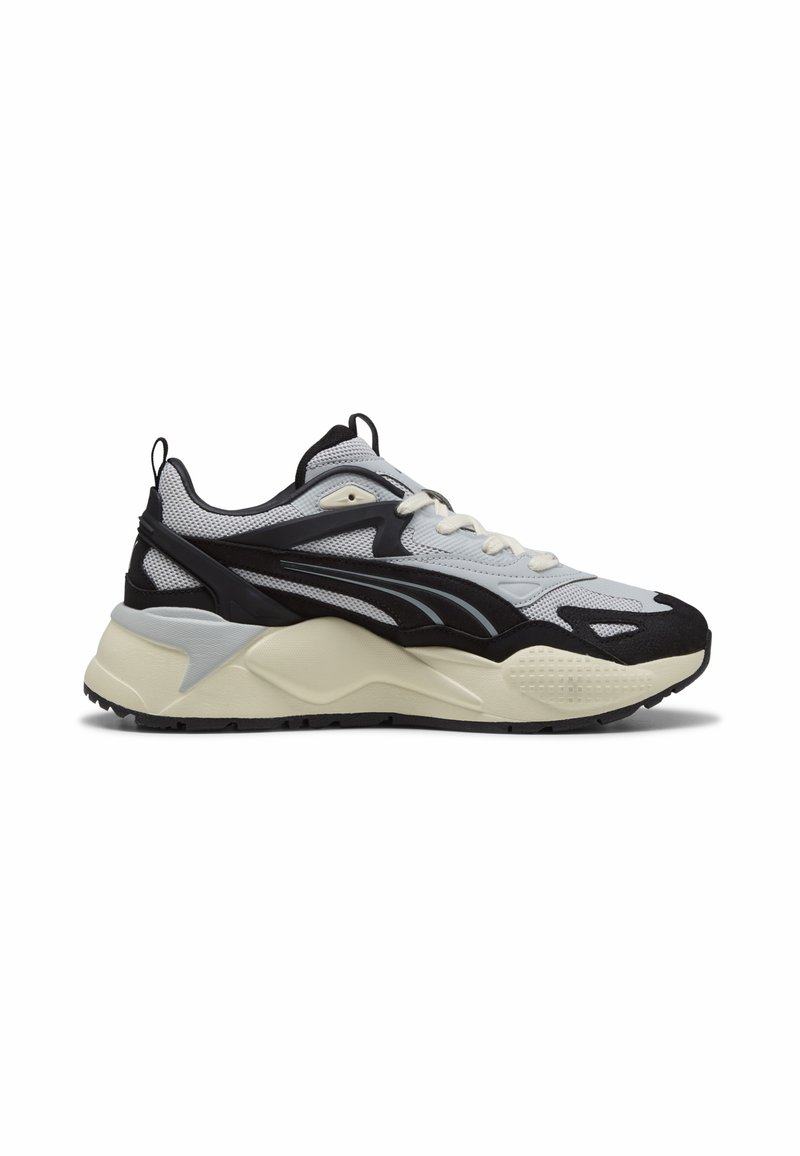 Sneaker mit einem Mesh-Obermaterial in Grau, schwarzen Akzenten und einer dicken, strukturierten weißen Zwischensohle. Besitzt ein markantes unterstützendes Design und eine Gummisohle.