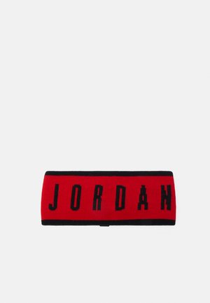 Fascia per la testa in tessuto rosso e nero con il testo "JORDAN" in lettere nere in grassetto. Texture lavorata a maglia, forma rettangolare, progettata per sport o abbigliamento casual.