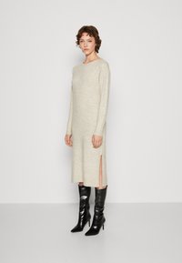 Vero Moda - VMLEFILE BOATNECK CALF DRESS - Gebreide jurk - birch Miniatuurafbeelding 1