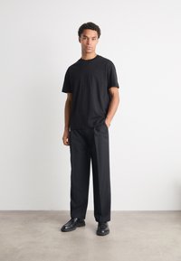 Calvin Klein Jeans GRADIENT FADE MONOLOGO TEE - Apdrukāts T-krekls - black