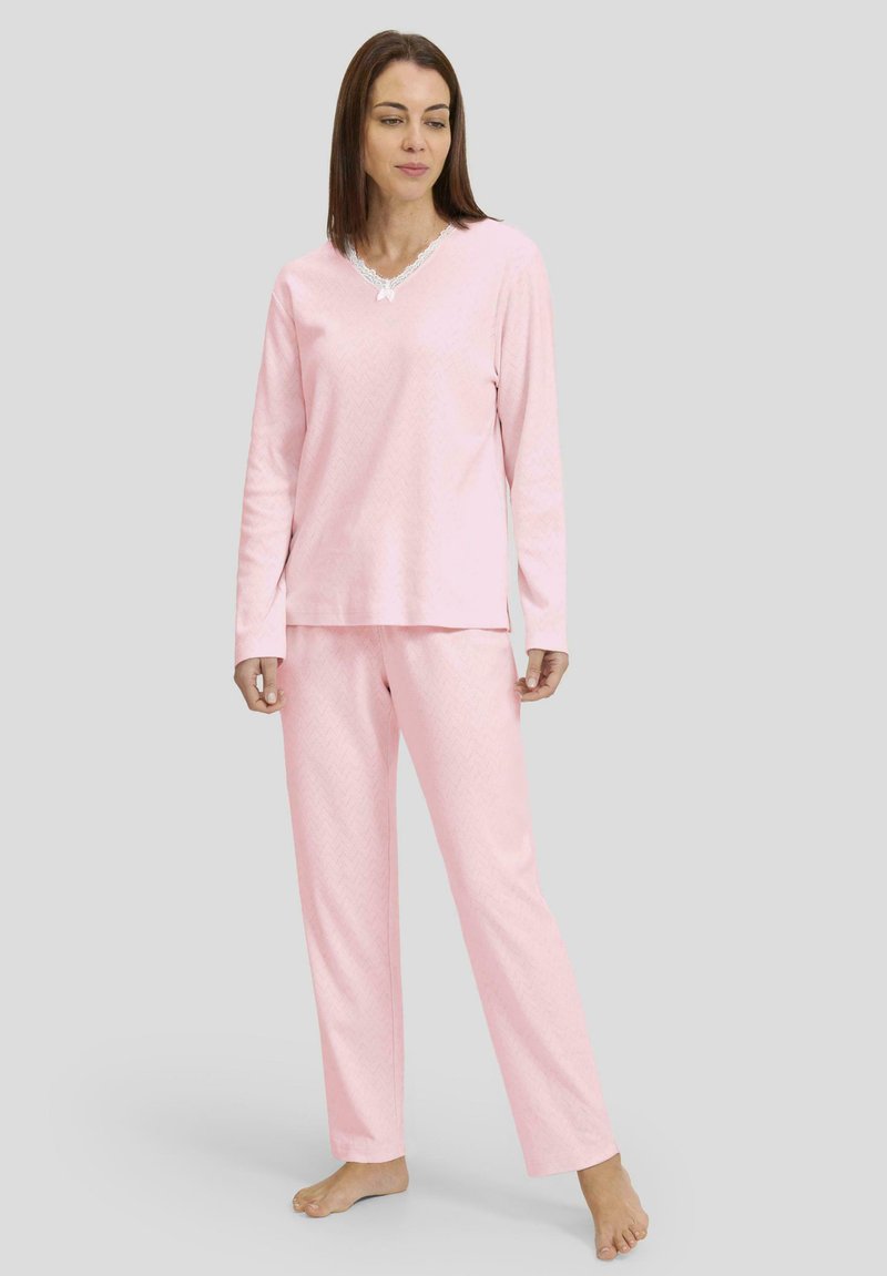 Conjunto de pijama rosa con mangas largas y pantalones, que presenta un patrón de chevrón texturizado y detalles de encaje a lo largo del escote. Tela suave.