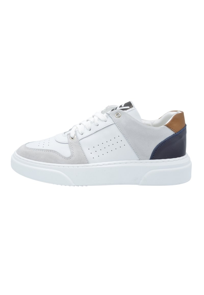 Sneaker bianco e grigio con dettagli perforati, suola in gomma, design con lacci e accenti a contrasto in cuoio e blu navy sul tallone.