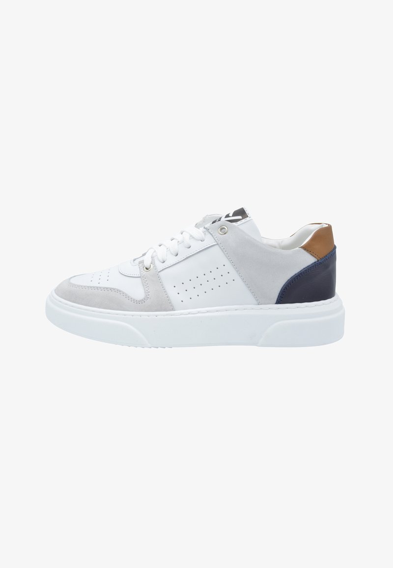 Sneaker bianco e grigio con dettagli perforati, suola in gomma, design con lacci e accenti a contrasto in cuoio e blu navy sul tallone.