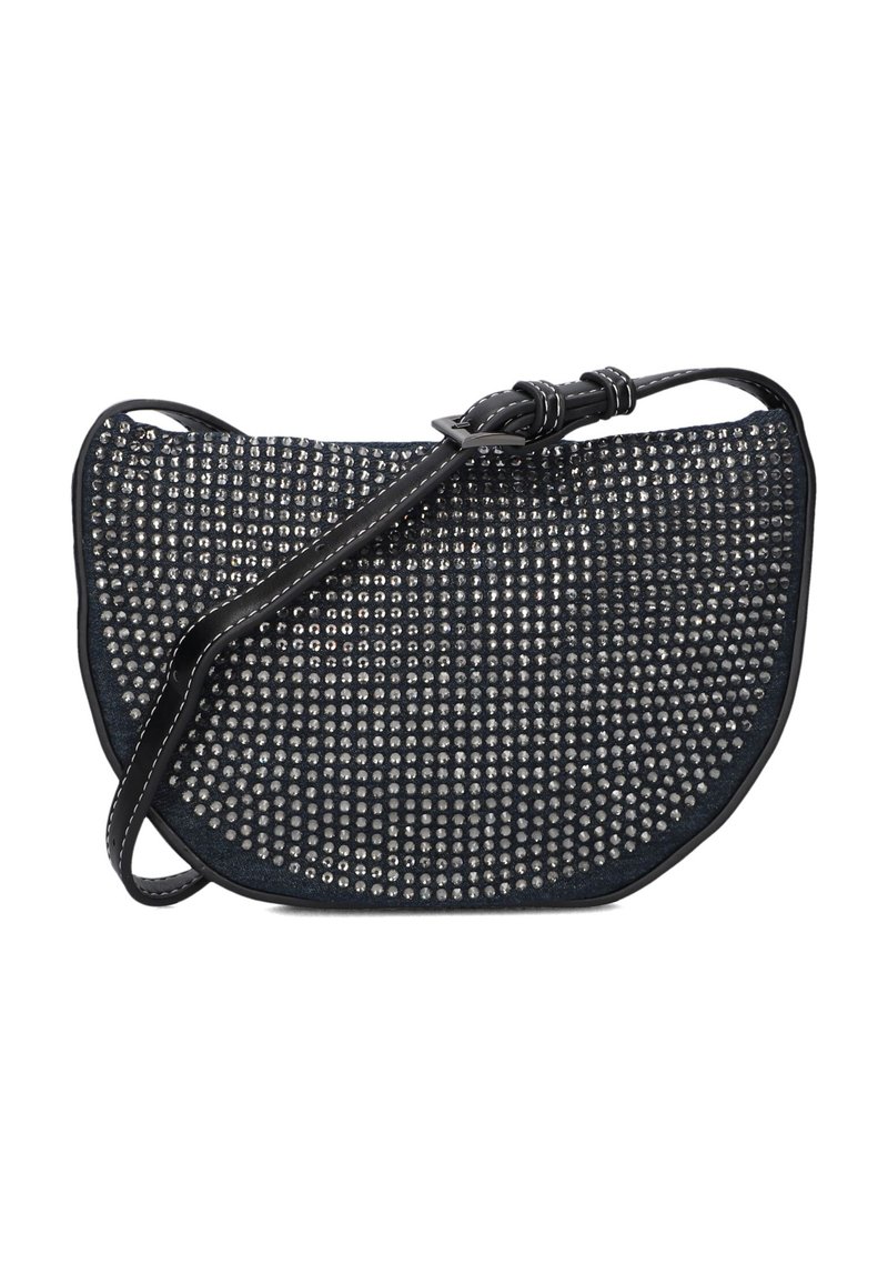 Zwarte handtas met een gestructureerd ontwerp, voorzien van zilverkleurige studs, een gebogen vorm en een dunne verstelbare schouderband. Zijdelingse stikdetails zichtbaar.