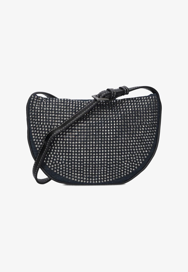Zwarte handtas met een gestructureerd ontwerp, voorzien van zilverkleurige studs, een gebogen vorm en een dunne verstelbare schouderband. Zijdelingse stikdetails zichtbaar.