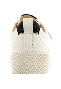 Baskets en cuir blanc avec un empiècement en vernis noir au talon, semelle en caoutchouc plate et motif en zigzag texturé sur la semelle. Lacets inclus.
