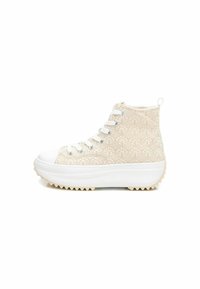 Zapatillas altas con parte superior de textil estampado en beige, puntera de goma blanca y suela blanca acolchada con un fondo texturizado y antideslizante.