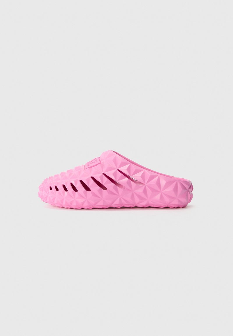 Tamanco rosa moldado em material flexível, com um design facetado, aberturas para ventilação e uma superfície texturizada para aderência.
