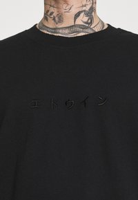 Edwin KATAKANA EMBROIDERY - T-shirts med print - black