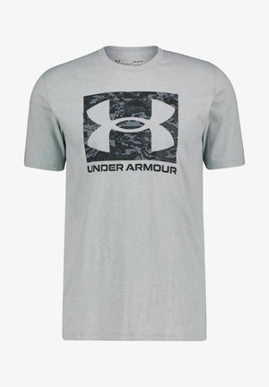 Grå bomulds t-shirt med et sort camo Under Armour logo med tydelig skrift. Korte ærmer og rund halsudskæring.