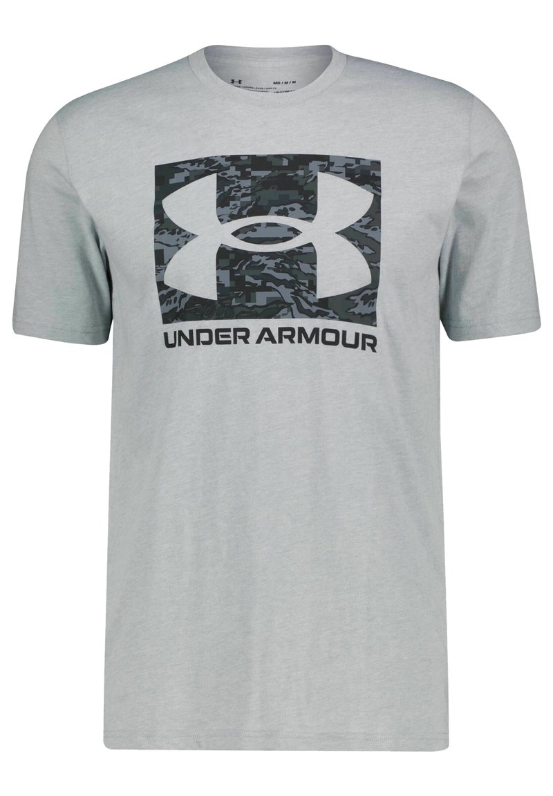 Camiseta de algodón gris con un logo de Under Armour en camuflaje negro y letras claras. Diseño de mangas cortas y cuello redondo.