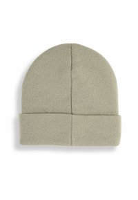 Beanie grigio lavorato a maglia con risvolto. Il tessuto ha una consistenza fine e una parte superiore senza cuciture, offrendo una vestibilità aderente.