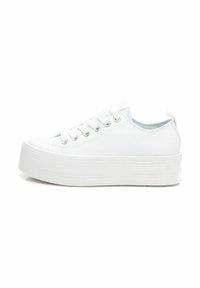 Zapatillas de lona blancas con suela de goma blanca gruesa, puntera redondeada, seis ojales metálicos y una lengüeta en el talón para facilitar el uso.