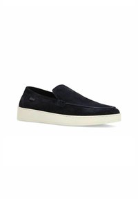 Navy suède instap schoenen met een ronde neus, witte rubberen zool en een minimalistisch ontwerp. Vlotte textuur zonder zichtbare hardware of patronen.