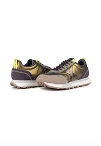 Baskets de sport avec une tige en olive métallique, des accents en suède violet foncé et une semelle beige avec des crampons texturés. Onglet de talon vert fluo.