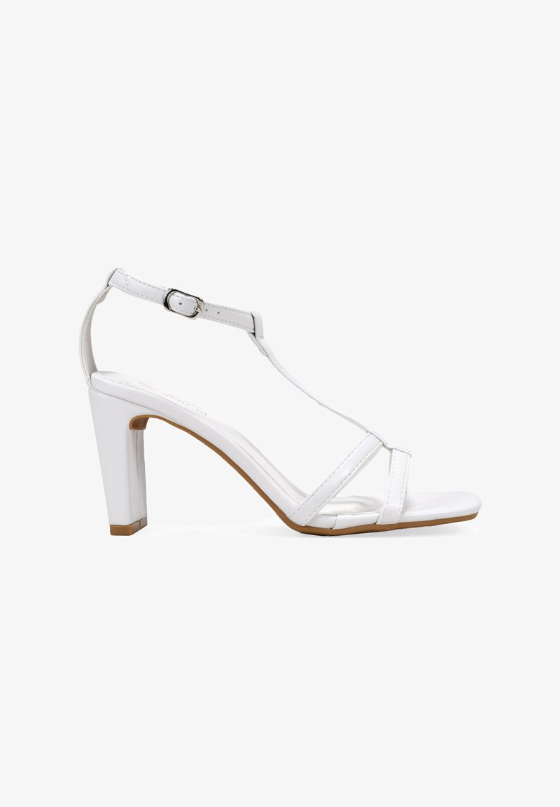 Sandal de tacón alto blanco con correas delgadas, hebilla ajustable en el tobillo, punta abierta y un tacón sólido de bloque. Textura suave, diseño minimalista.
