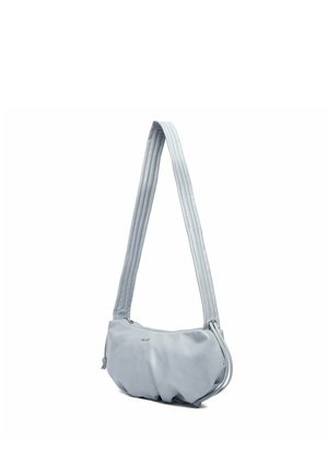 Světle modrá kabelka přes rameno s dlouhým polstrovaným popruhem, detaily z nařasené látky a malým kovovým logem na přední straně.
