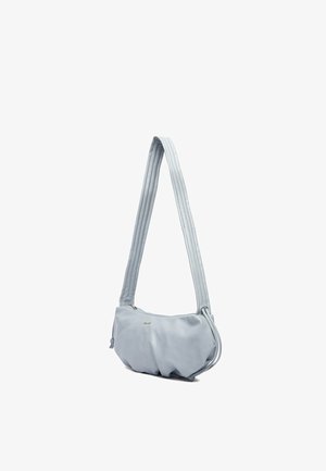 Bolso de hombro azul claro con una correa larga acolchada, detalles de tela fruncida y un pequeño logo metálico en el frente.