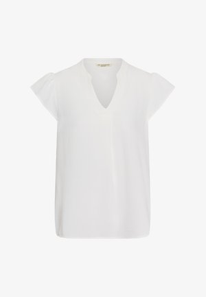 Witte blouse met korte mouwen, V-hals en lichte plooien op de schouders, afgebeeld op een effen witte achtergrond.