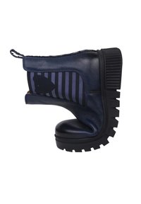 Marineblaues Leder-Stiefeletten mit seitlichem gemustertem Textil, kräftiger schwarzer Sohle und erhobenem Absatz. Verfügt über eine Zuglasche für ein einfaches An- und Ausziehen.