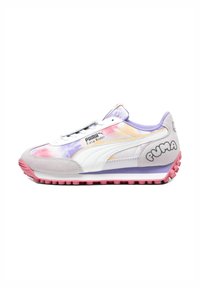 Puma Easy Rider sportbačiai pasižymi pastelinių spalvų gradientiniu dizainu, su pilku zomšiniu paviršiumi ir rožinėmis guminėmis padangomis. Logotipai matomi šone ir liežuvyje.