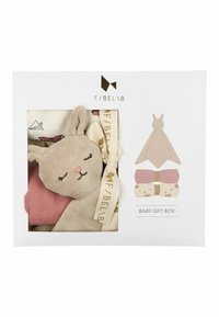 Doudou lapin beige doux avec yeux fermés et nez rose, deux bandeaux bébé de couleur pastel, emballés dans une boîte cadeau blanche pour bébé.