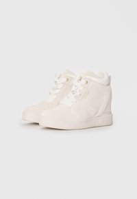Weiße High-Top-Sneaker aus Wildleder mit strukturiertem Finish, flachen Schnürsenkeln, Keilsohle und goldfarbener Logodetaillierung.