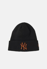 Gorro de punto negro con un puño doblado, que presenta un logo bordado en naranja "NY" en la parte frontal. Textura suave, diseño ajustado.