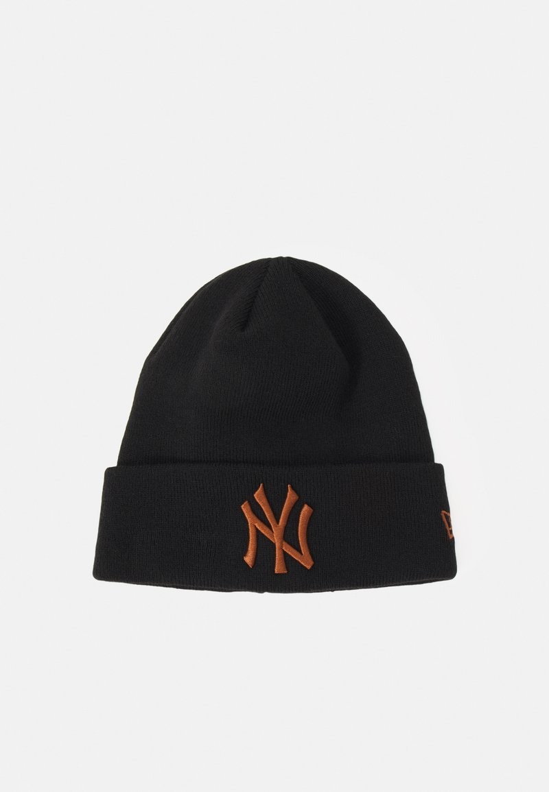 Gorro de punto negro con un puño doblado, que presenta un logo bordado en naranja "NY" en la parte frontal. Textura suave, diseño ajustado.
