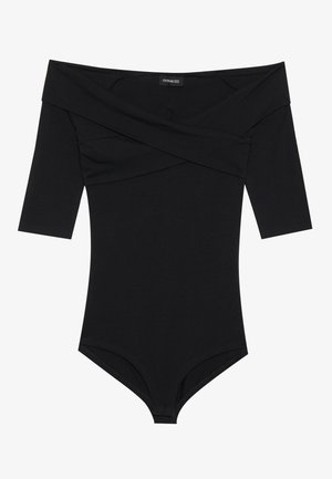 Svart bodysuit med off-the-shoulder halsringning, 3/4-ärmar och en figurnära design. Tillverkad av mjukt, slätt tyg med minimala sömmar.