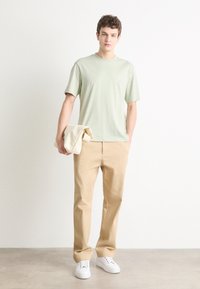 HUGO NILEY - Paprasti marškinėliai - light pastel green