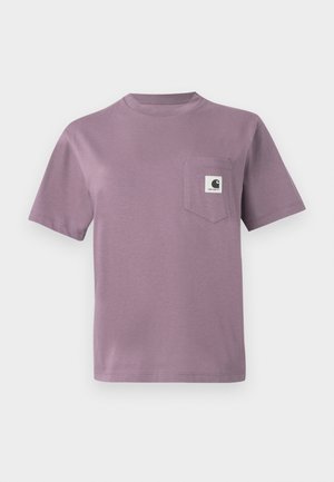 Camiseta de algodón lila con cuello redondo, mangas cortas y un bolsillo en el pecho izquierdo que presenta una etiqueta con logo. Textura suave, corte casual.