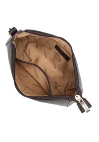 Interno di una borsa in pelle grigia scura con una fodera liscia color marrone chiaro. Presenta una chiusura con zip e una piccola tasca con logo su un lato.