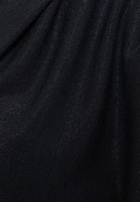 Schwarzer strukturierteter Stoff mit leicht glänzender Oberfläche und einem gewebten Muster. Zeigt sanfte Drapierungen und Falten.