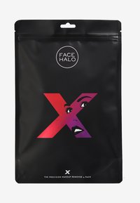 Packaging nera con chiusura a zip presenta un vivace design a "X" in rosa e viola e un'illustrazione di un occhio con ciglia folte, etichettato "FACE HALO".