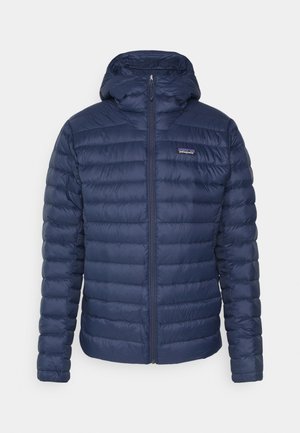 Dunkelblau gep padded Jacke mit Kapuze, Reißverschluss und horizontalen Nähten. Verfügt über ein Logo auf der oberen linken Seite. Leichtes Material.