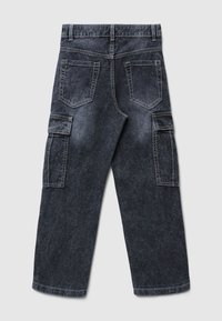 Pantaloni cargo in denim grigio scuro con quattro tasche, design a gamba dritta e dettagli di cucitura visibili, mostrati dalla vista posteriore.