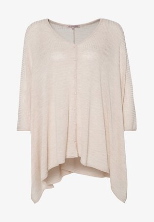 Cardigan en maille lâche beige avec décolleté en V, boutons à l'avant et ourlet asymétrique, doté de manches trois-quarts.