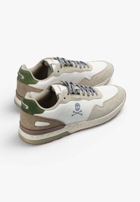 Schoenen met een bovenwerk van wit en beige suède, grijze veters, groene accenten en een logo met een doodskop en gekruiste botten. Rubber zool.