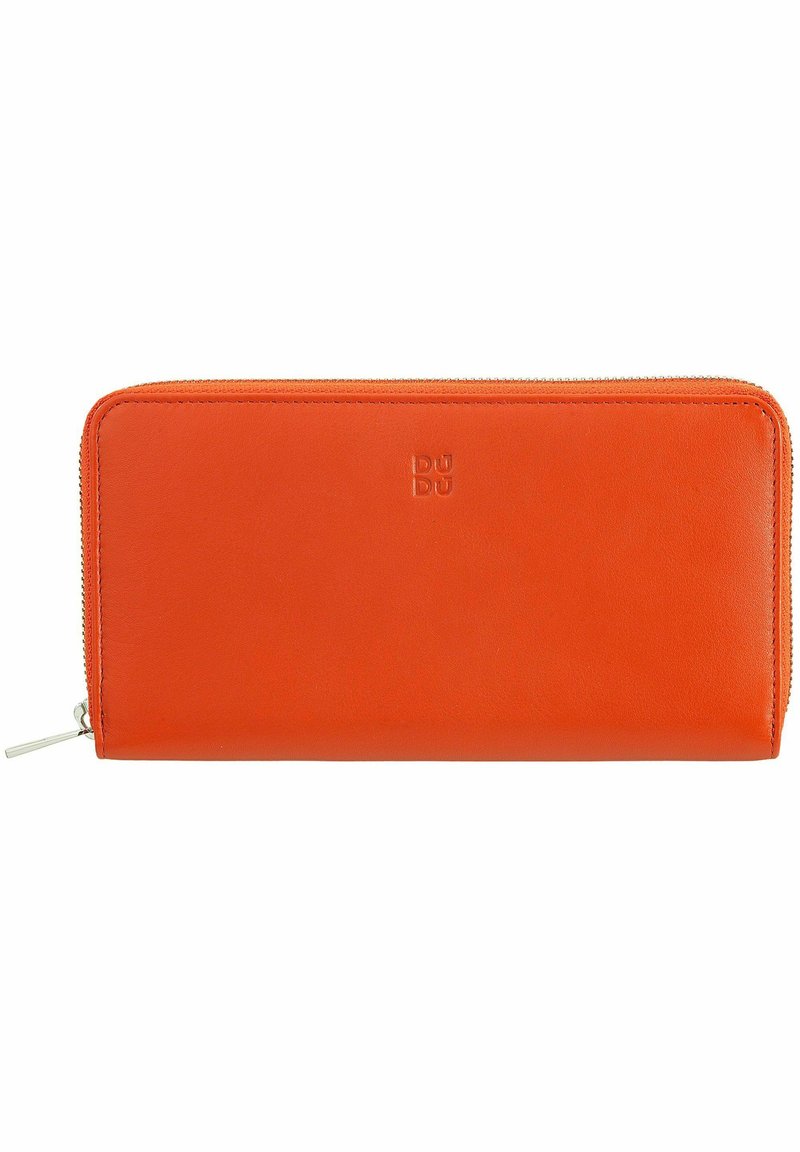 Portafoglio in pelle arancione con una texture liscia, dotato di chiusura con zip e logo impresso. Forma rettangolare con dettagli di cucitura ordinati.