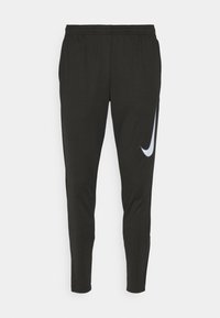 Černé sportovní kalhoty vyrobené z lehkého materiálu. Mají úzký střih, elastický pas a reflexní logo Nike na levém stehně.