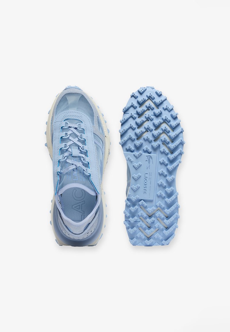 Scarpe da ginnastica azzurro chiaro con tomaia traspirante, suola in gomma strutturata e dettagli bianchi a contrasto. Presentano un battistrada dentellato per una migliore aderenza.